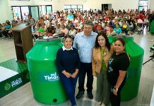 Paty Aradillas acerca apoyos para el almacenamiento de agua a familias de Los Silos